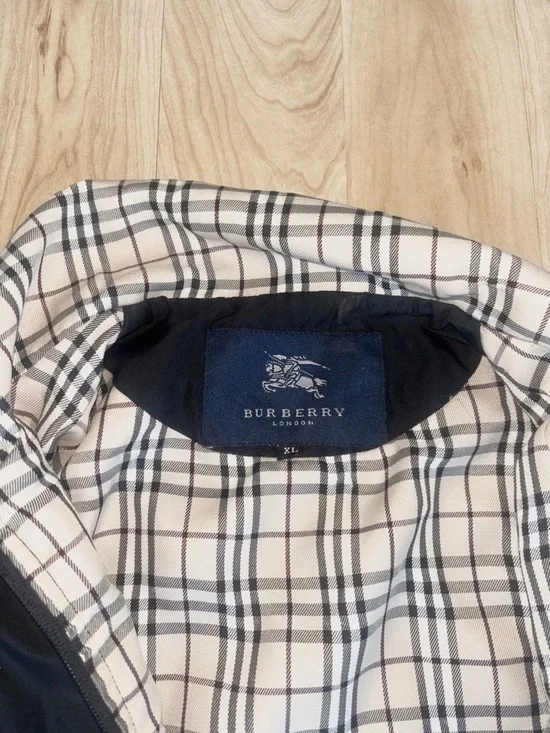 Burberry Black Spring Coat with Beige Check Lining - Picture 4 of 8